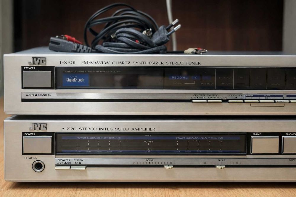 Conjunto Vintage JVC – Sintonizador e Amplificador (Oferta)