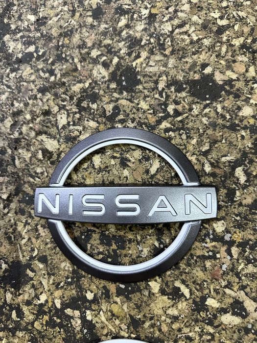 Ємблема в решітку радіатора nissan rogue t33, kikcs 2024-2025