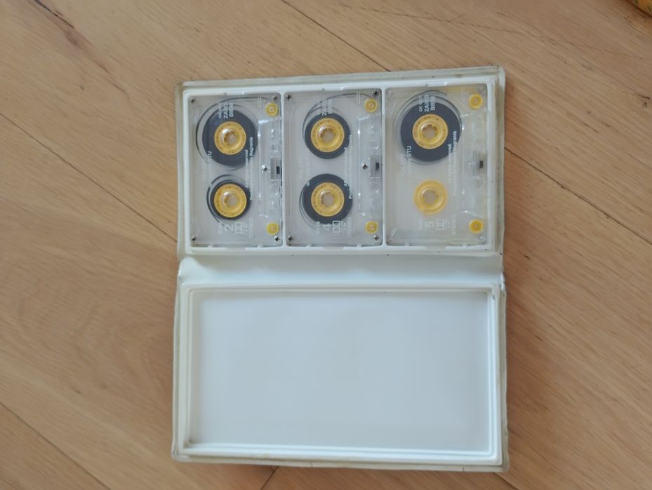Kolekcja filmów DVD i kaset magnetofonych