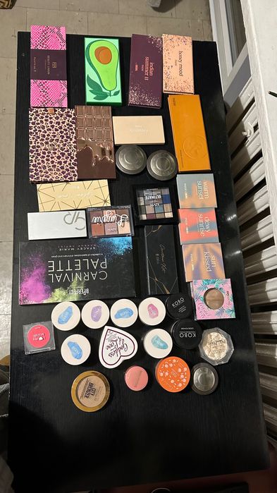 Kosmetyki używane:  cienie, róże, rozświetlacze, pudry