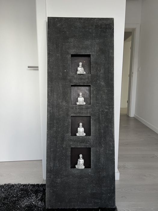 Quadro preto com budas