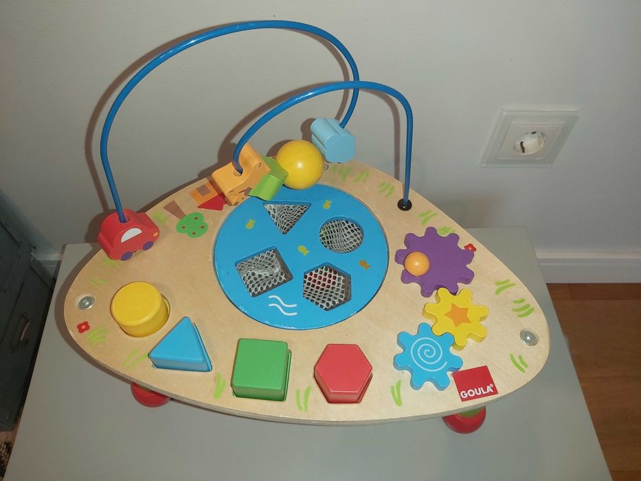 Mesa de actividades para bebé da marca Goula
