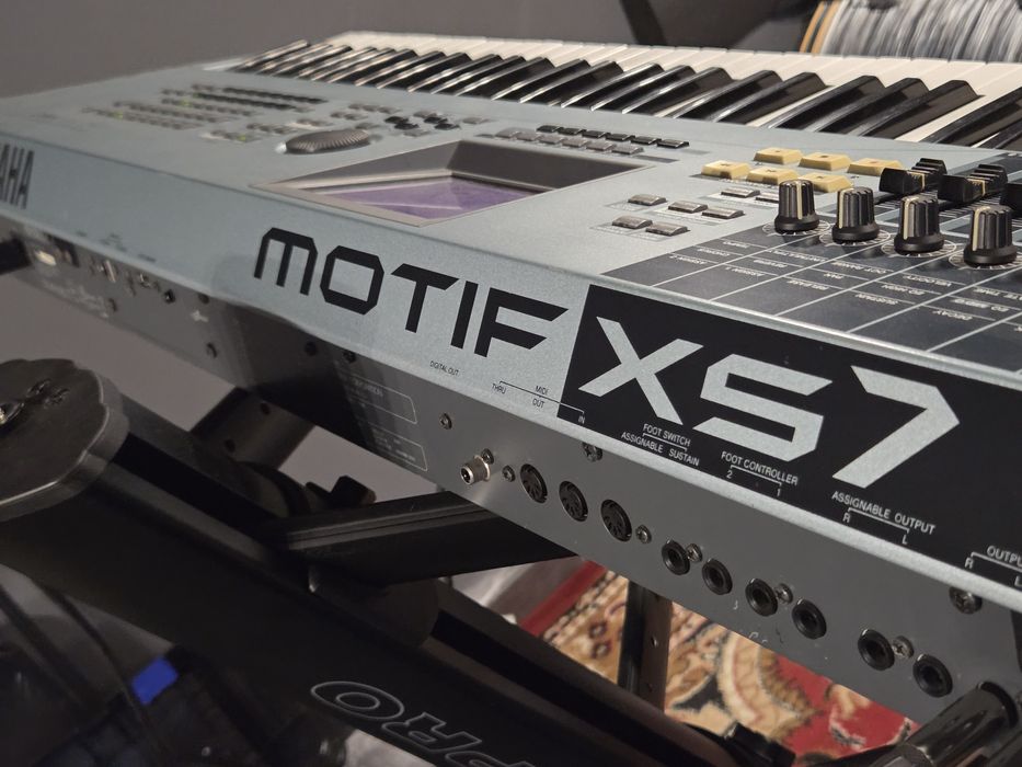 Yamaha motif xs 7 + case + 1GB RAM
