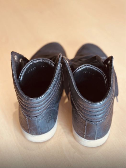 Botas em pele marca Gucci