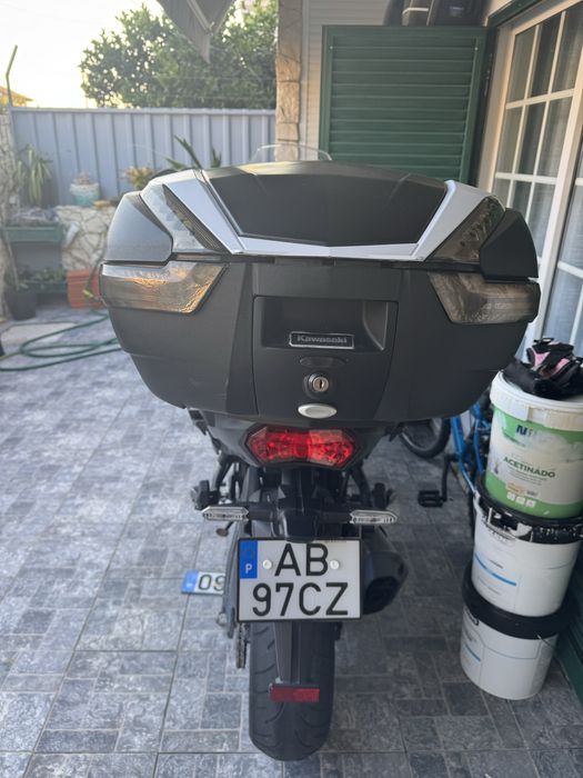Vendo Kawasaki preta e branca , mota com revisoes srmpre feitas na M.