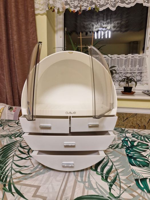 Pojemnik / szafka na kosmetyki