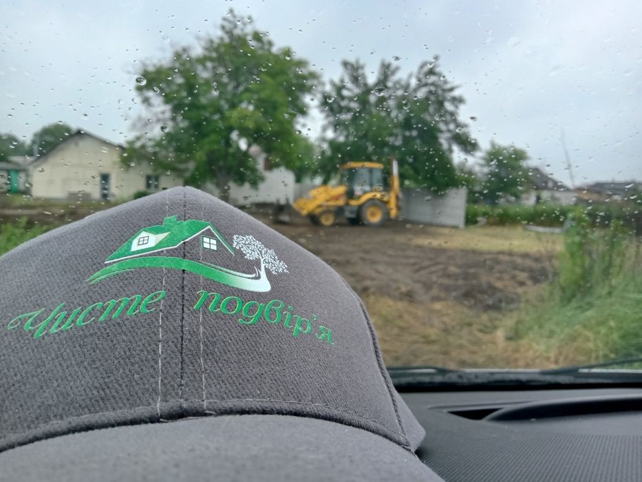 Розпилювання дерева спил дерева прибирання ділянок