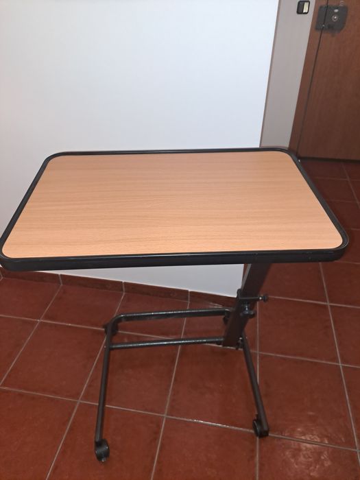 Mesa de apoio com rodas nunca utilizada
