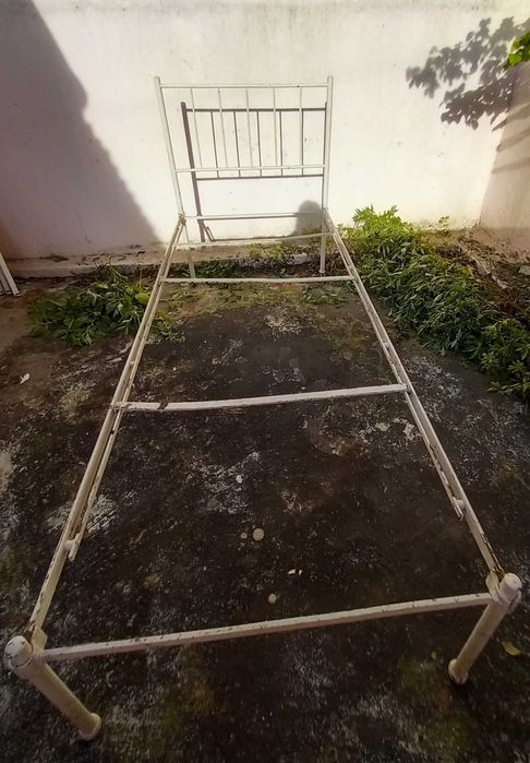 Cama de ferro antiga, de solteiro, desmontável. Estrado incluído.