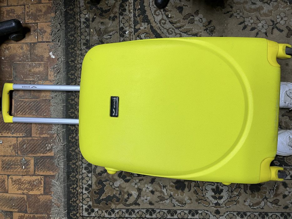 Жовта дорожня пластикова валіза