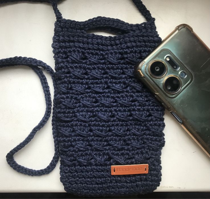 Сумочка для телефона вязаная