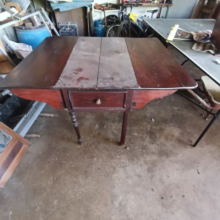 Mesa antiga está razoável