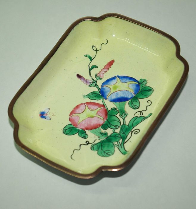 Covilhete em latão esmaltado antigo