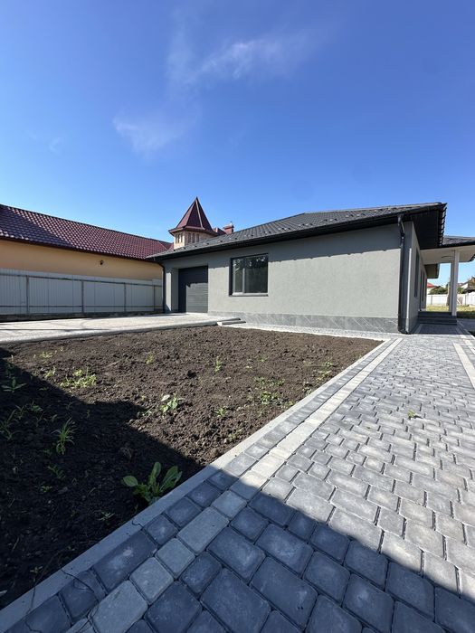 Продам новий будинок з ремонтом у пʼяти хвилинах від центру міста
