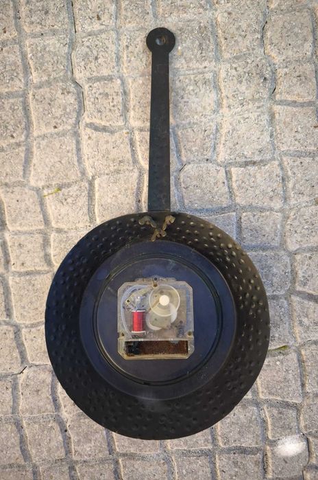 Relógio de Parede em Forma de Frigideira