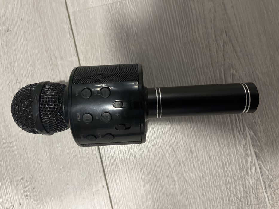 Mikrofon z wzbudowanym głośnikem w znakowitym stanie