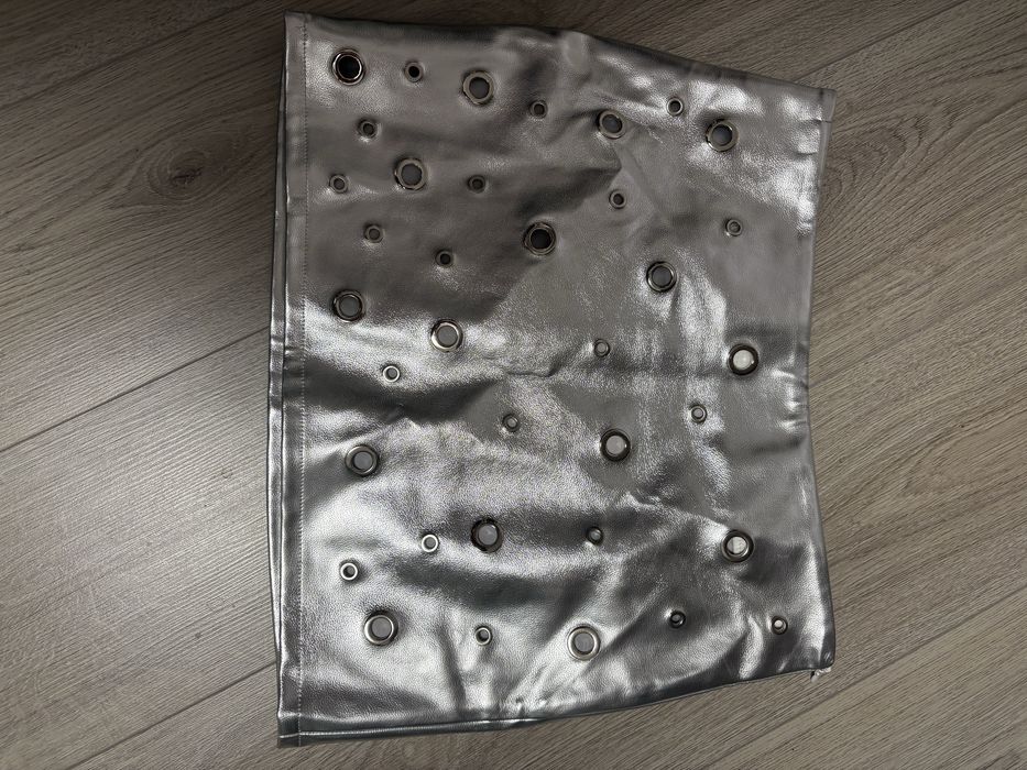 Міні спідниця срібного кольору з люверсами