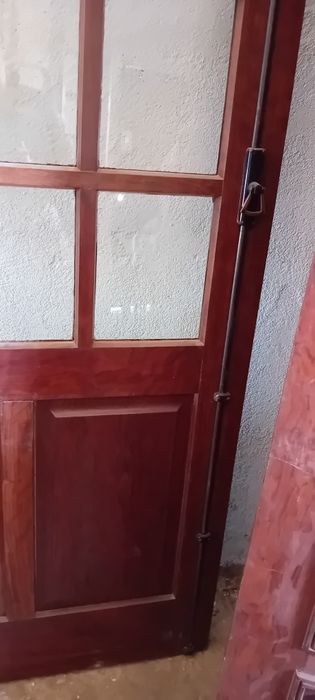 Porta de madeira maciça de vidro