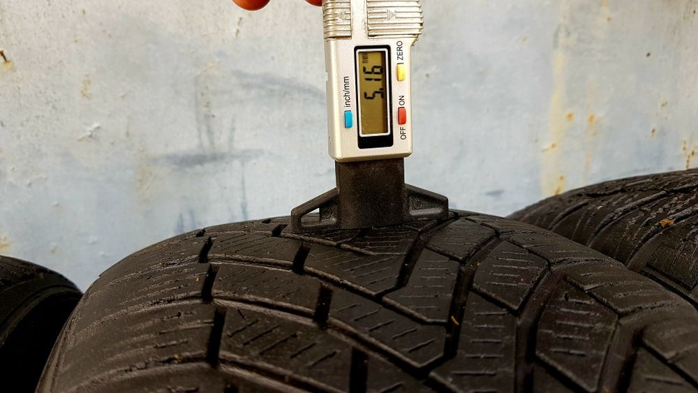 Зимние шины Continental 205/55/16 комплект 5-5.5мм