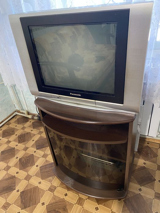Телевизор Panasonic с тумбочкой