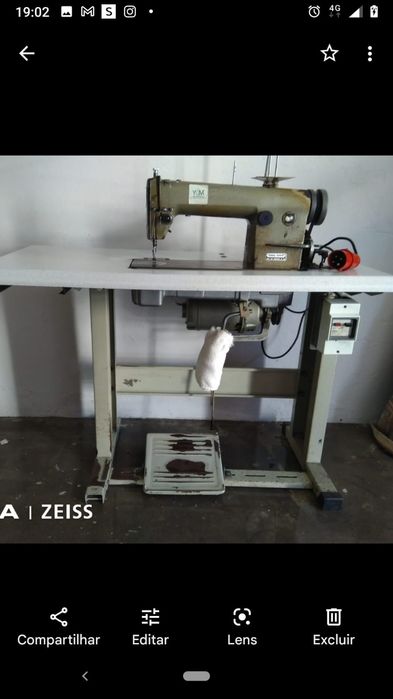 Máquina de costura industrial a funcionar