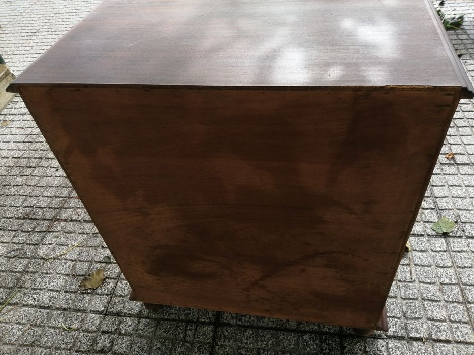 Um móvel em madeira