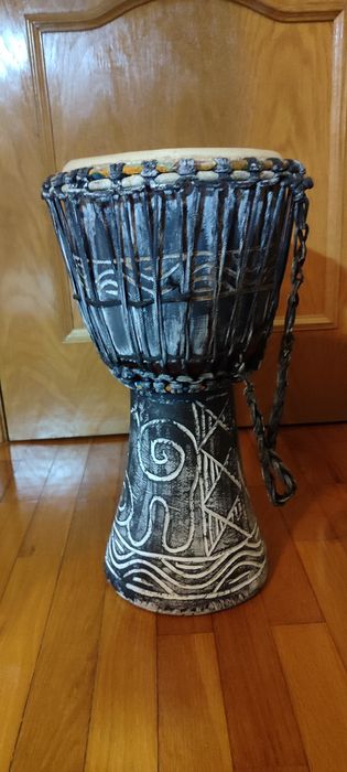 Djembe de 47 x 23 cm em excelente estado.