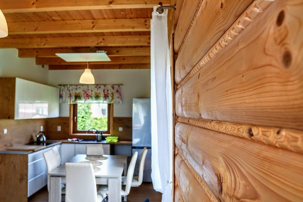 Domek w górach, nad jeziorem