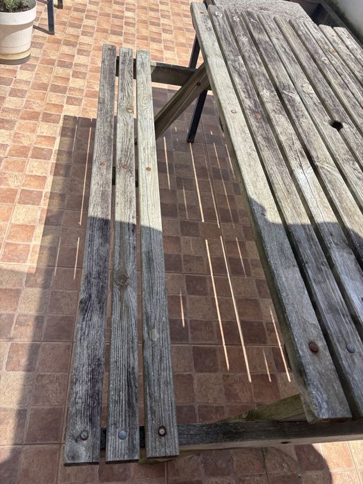 Mesa de jardim em madeira