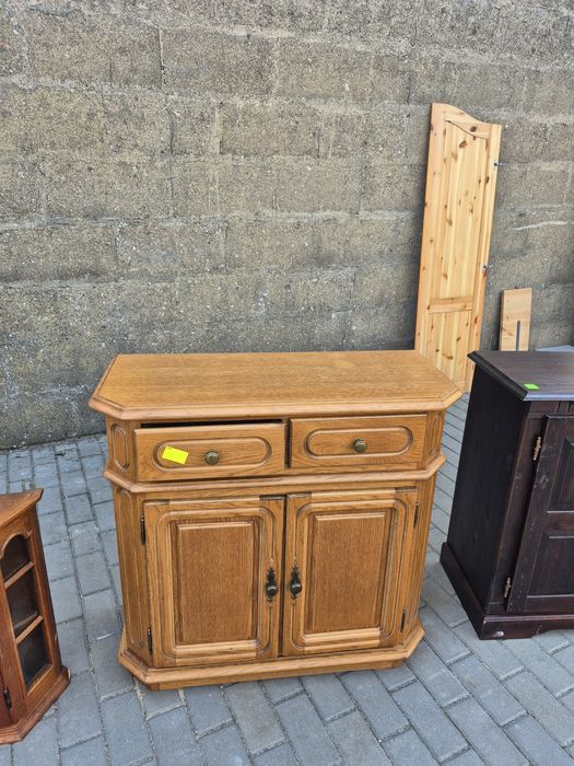 Zgrabna dębowa szafka