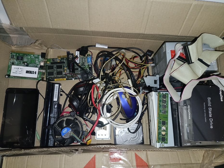 Лот комплектуючих для ПК материнські плати БП жорсткі диски і мелочь