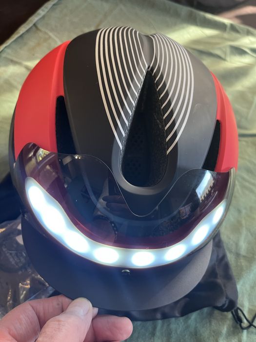 Kask rowerowy kierunkowskazy LED