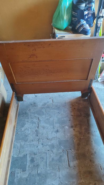 Stare łóżko drewniane