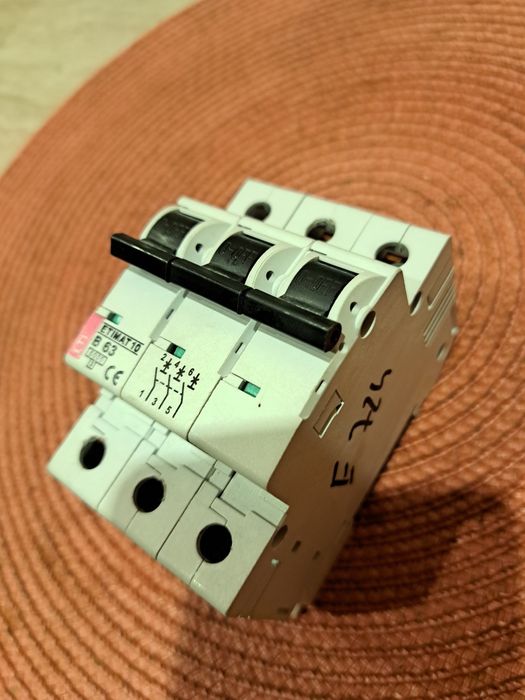 Wyłącznik nadprądowy b63