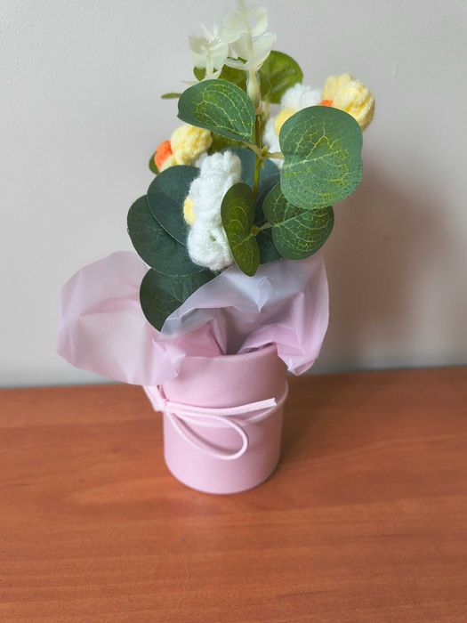 Uroczy mini bukiet w boksie hand made żółte i białe kwiatki kod466
