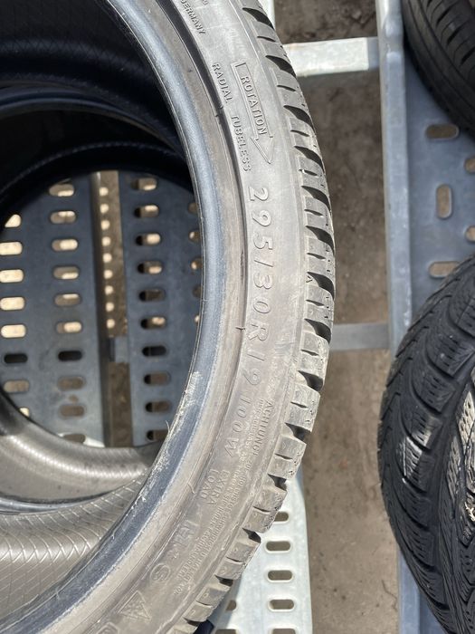 Продам 2 шини Dunlop R19 295 / 30