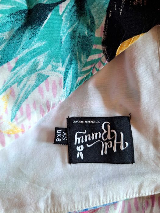 Bawełniana sukienka w kwiaty i tukany Hell Bunny