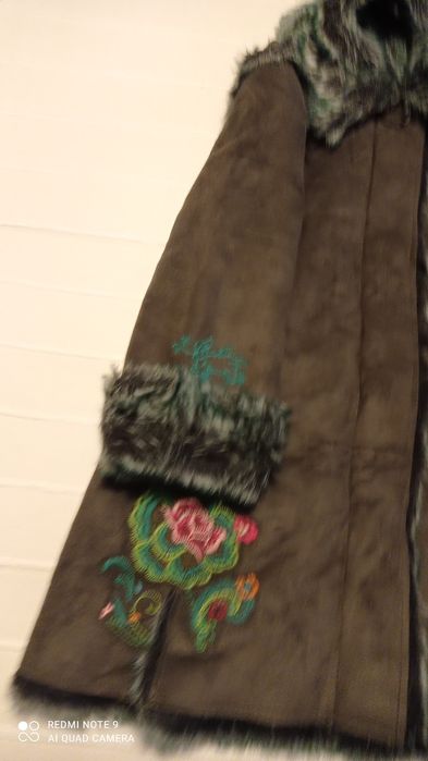 Parka Catimini de menina bordada e forrada a pelo verde tropa