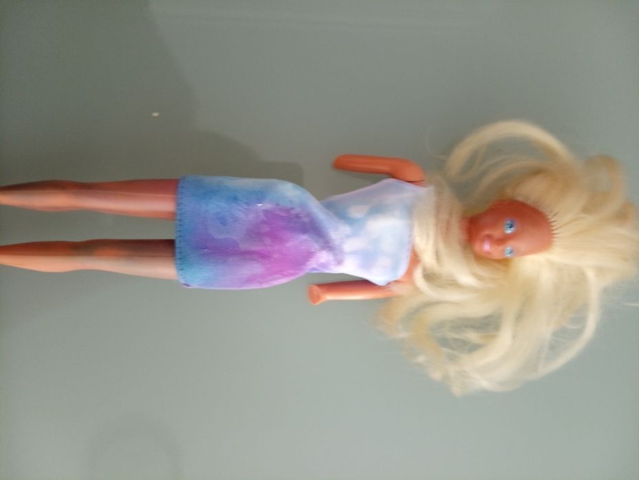 3 bonecas: 2 Barbies  e 1 Princesa Ana
