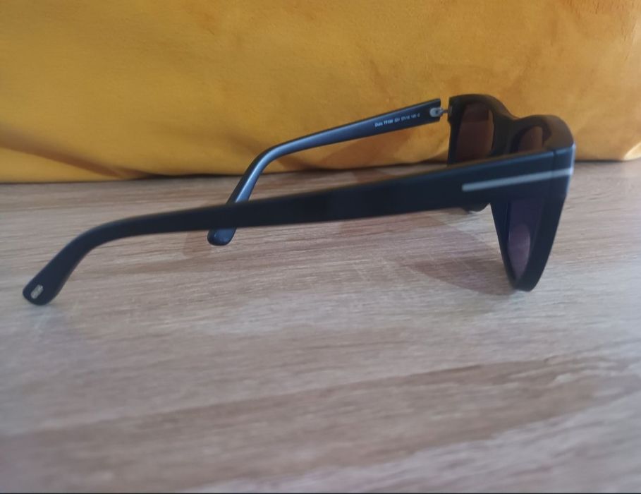 Vende-se oculos semi-novos originais da Tom Ford,sem marcas de uso.