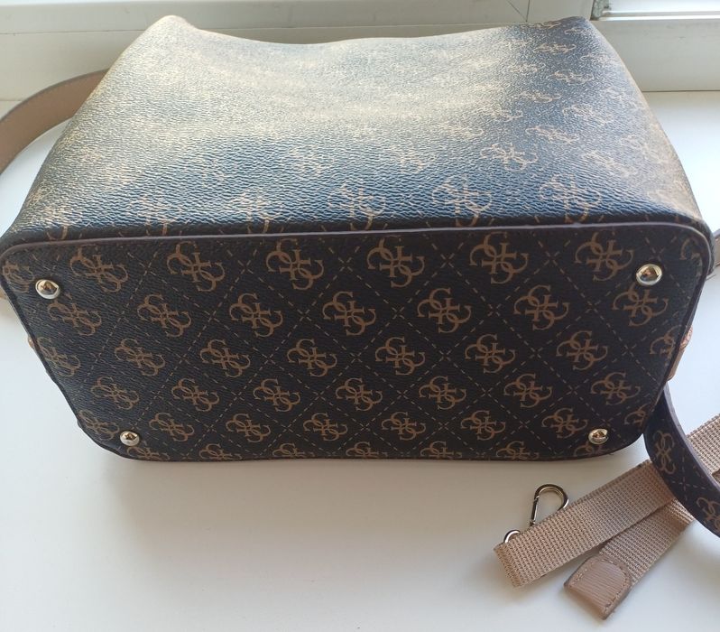 Сумка Guess  в ідеальному стані