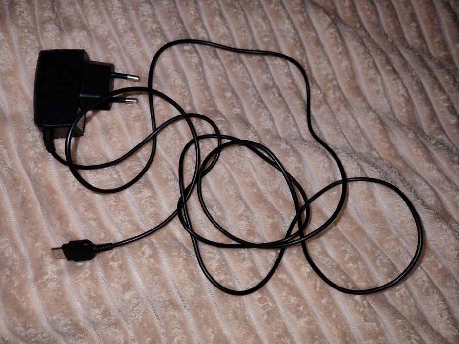 Наушники. Зарядки на старые телефоны