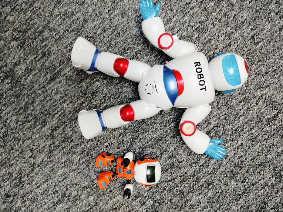 Robot zabawka dziecięca mały w gratisie