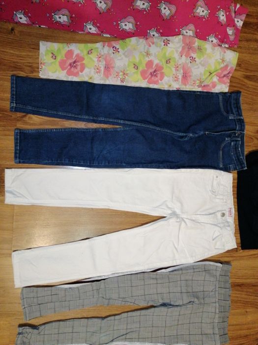 Zestaw ubrań dla dziewczynki w rozmiarze 140