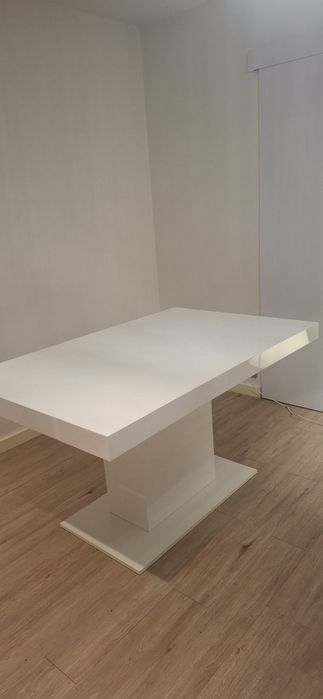 Stół do salonu lakierowany