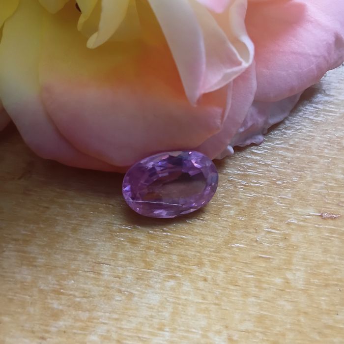 kunzite cor-de-rosa em corte oval — 7.05 ct