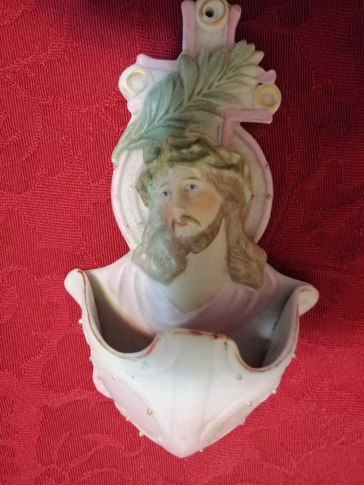 Pia de parede em biscuit. Século XX, primeira metade. Peça de coleção.