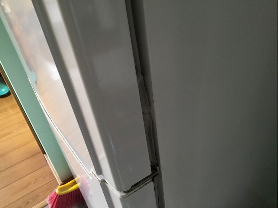 Frigorífico usado a trabalhar