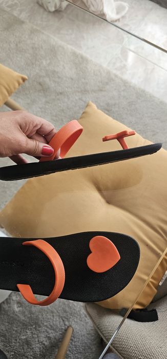 Chinelos / Sandálias Moo Chuu (Tamanho 36) – Preto/laranja com Estrela e Coração