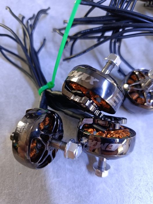 моторы  2807 1300kv  3D обвес